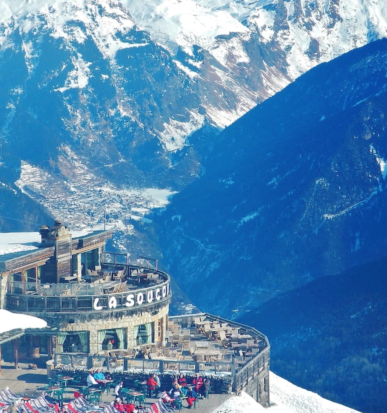 Altitude restaurant La Soucoupe overlooking the valley